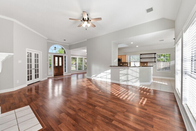 Building Photo - 1813 Oakwood Dr E