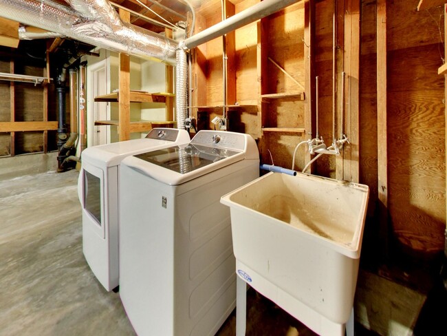Building Photo - 4BR Home with Jaw-Dropping Views, Garage, ...