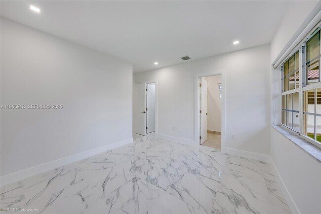 Building Photo - 52 Camden Dr