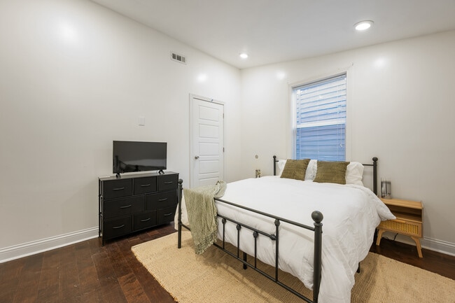 Building Photo - 951 Charles St