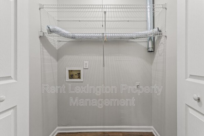 Building Photo - 123 Kingsway Dr