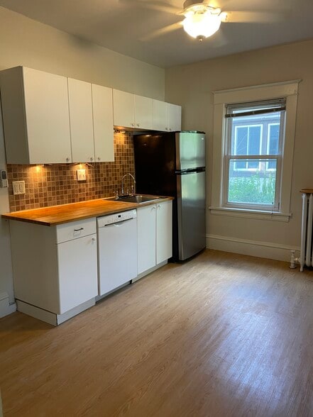 Eat-In Kitchen - 3229 22nd Ave S