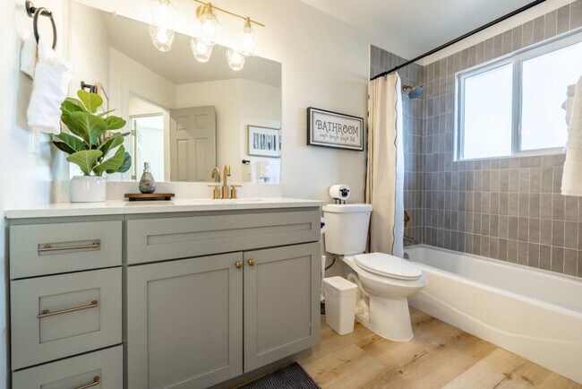 Building Photo - 1157 E Sego Lily Dr