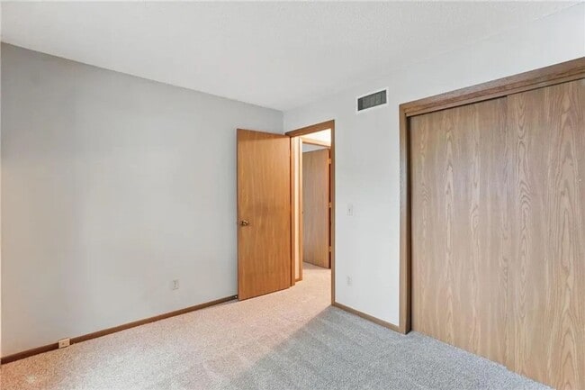 Building Photo - Spacious 2 Bedroom Townhome in Maple Grove!