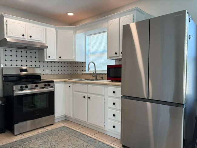 Building Photo - 2 Bedroom Apartment in the Desirable Westminster Heights Neighborhood