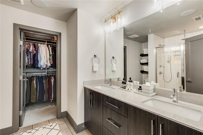 Building Photo - 1300 Chelsea Cir NW