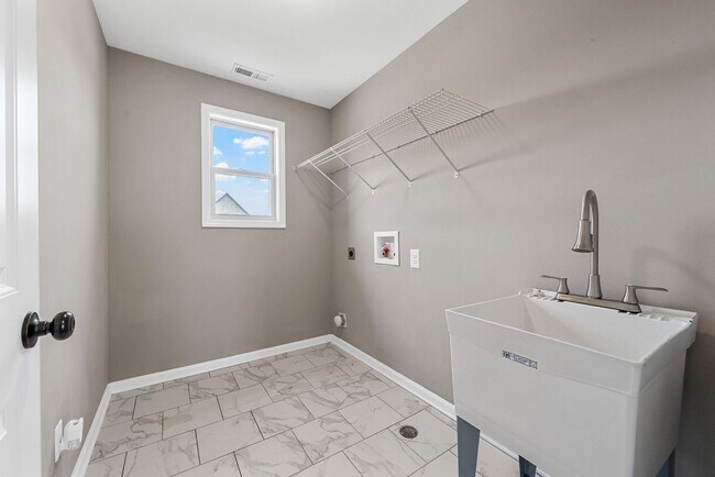 Building Photo - Pet Friendly Four Bedroom!