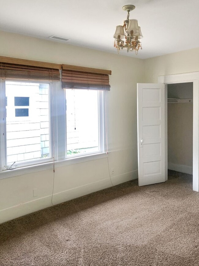 Building Photo - Adorable home, wonderful space and great l...