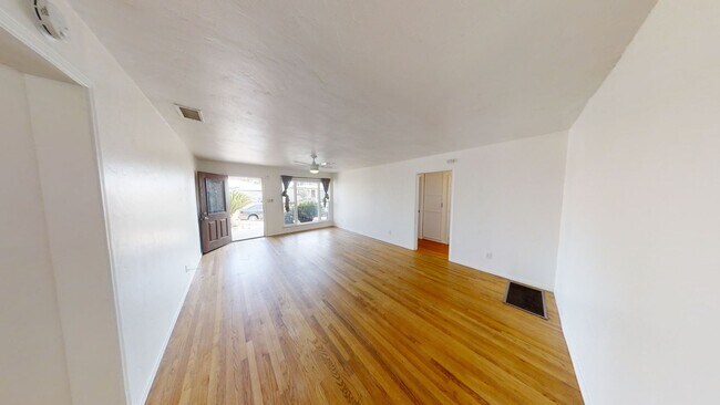 Building Photo - 3BD/2BA on Dorothy Drive!