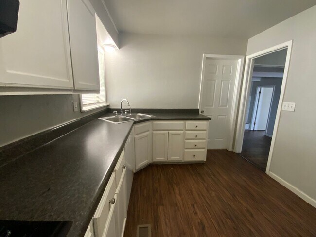 Building Photo - 3 bedroom 2 bath with bonus rooms - Bethany Schools!