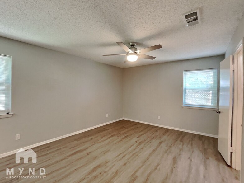 Building Photo - 904 Redbud St