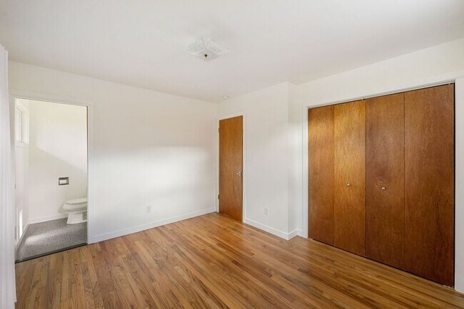 Building Photo - 8715 N Washburne Ave