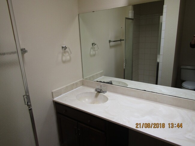 Building Photo - 2 Bedroom 2 Bath Duplex!! Taking Applicati...