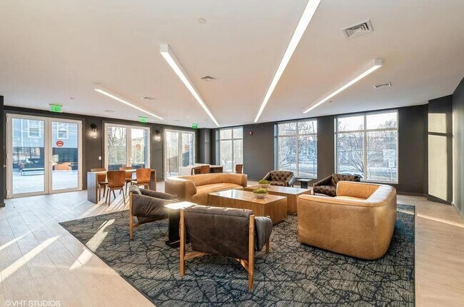 Building Photo - 425 3rd St