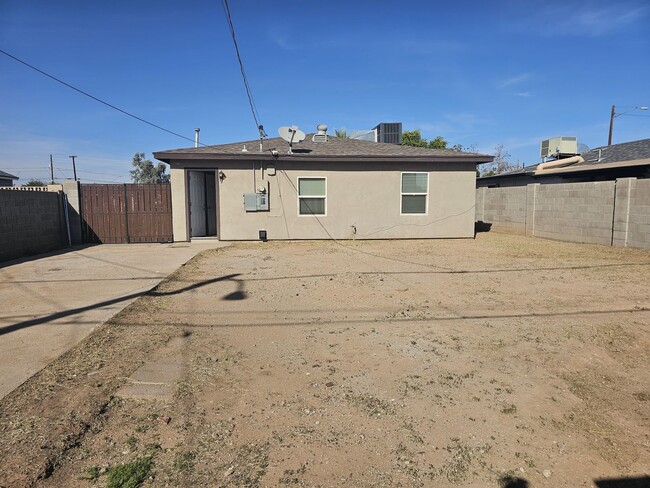 Building Photo - Charming Home 3 bedrooms 1 bath Large Yard.