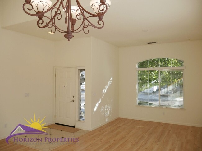 Building Photo - Spacious 5 Bed 3 Bath 2,500 Sq. Ft. Northpointe Park Village Home in Natomas