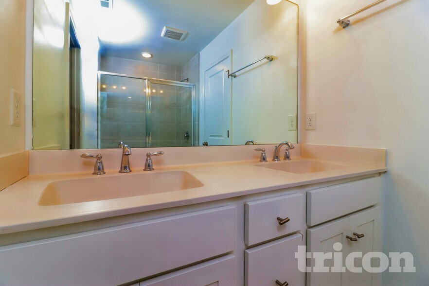 Building Photo - 2005 Rosemary Park Ln