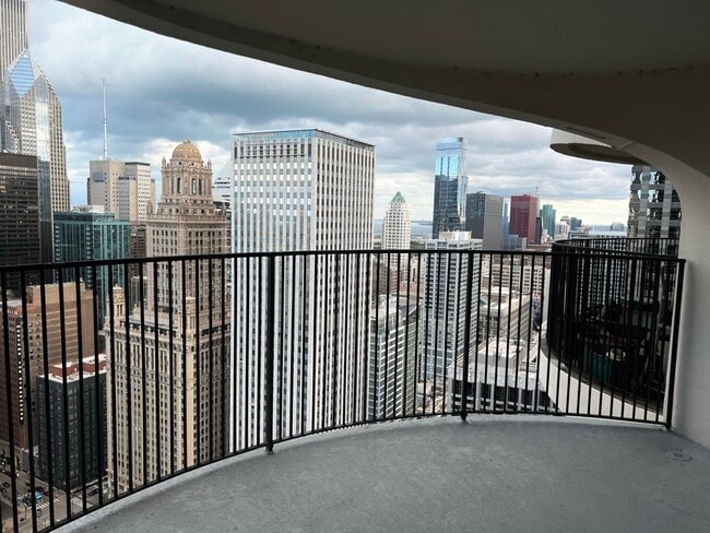 Building Photo - 300 N State St