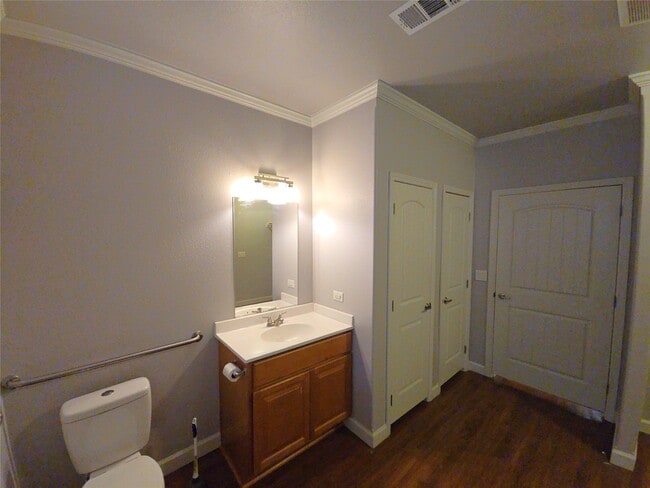 Building Photo - 2607 Virginia Ave