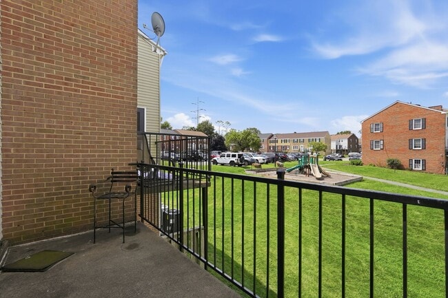 Building Photo - 1042B Margate Ct