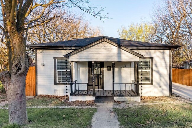 Primary Photo - 905 N Bradley St