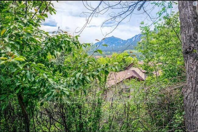 Building Photo - 2360 Balsam Dr