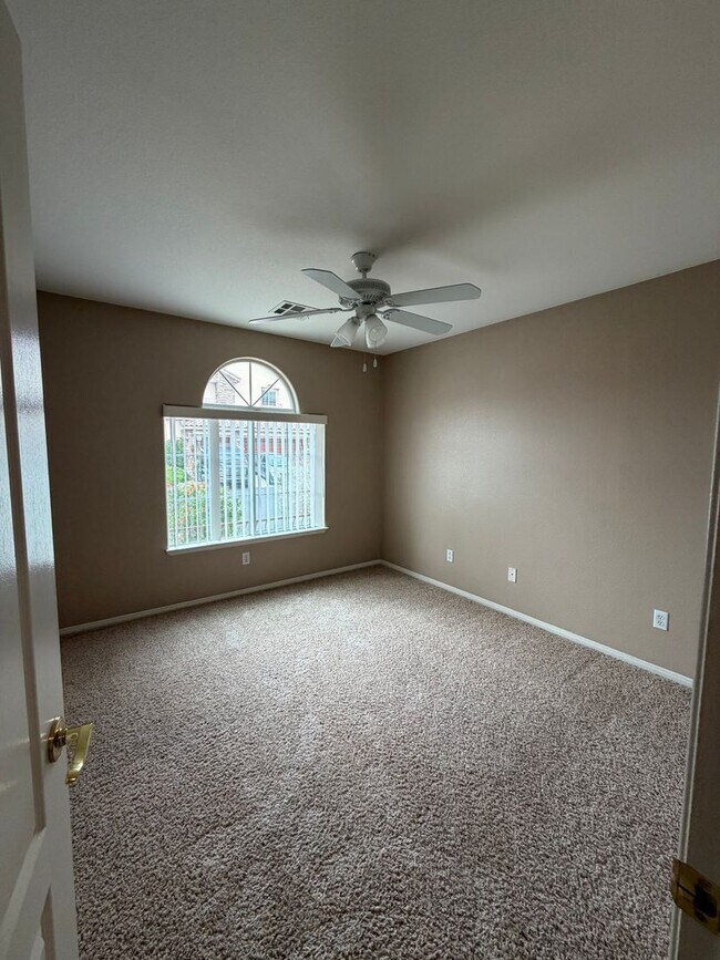 Building Photo - Spacious 4 bedroom