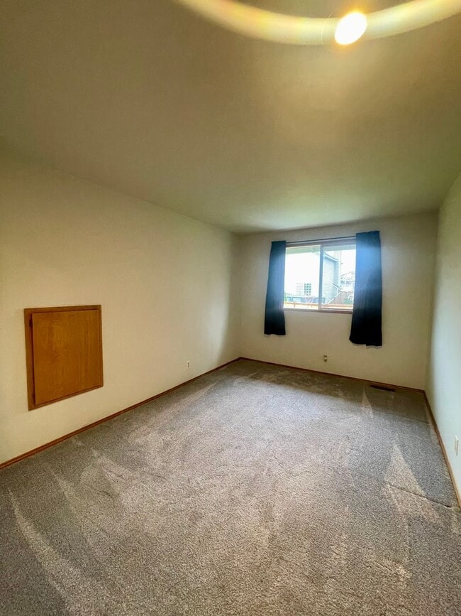 Building Photo - 4 bedroom, 2.5 Bath House in Mukilteo, $3995 per month