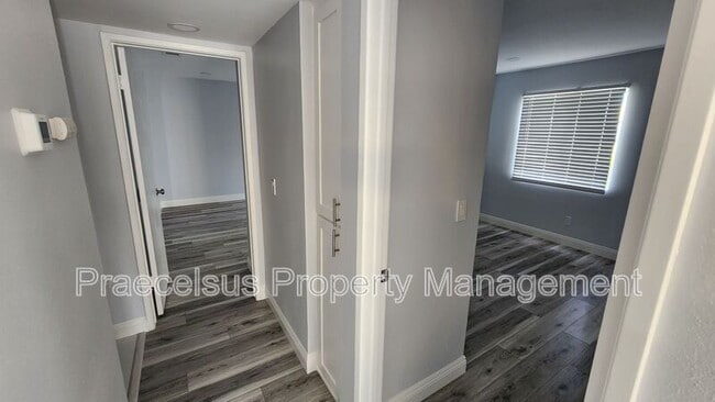 Building Photo - 2047 Lakeridge Cir