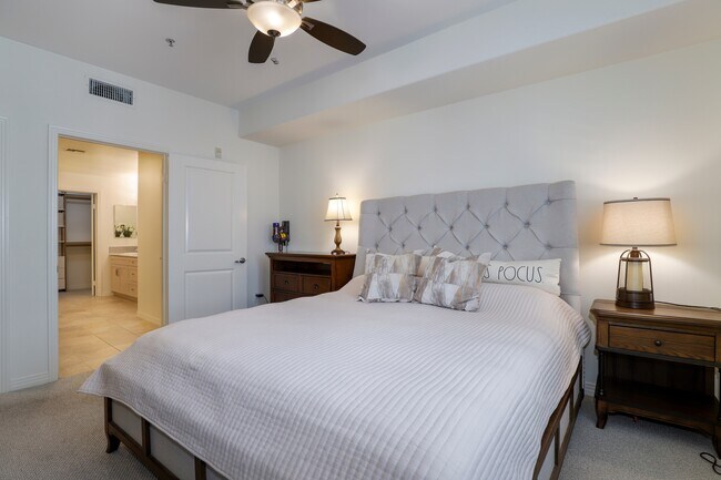 Building Photo - 931 E Walnut St