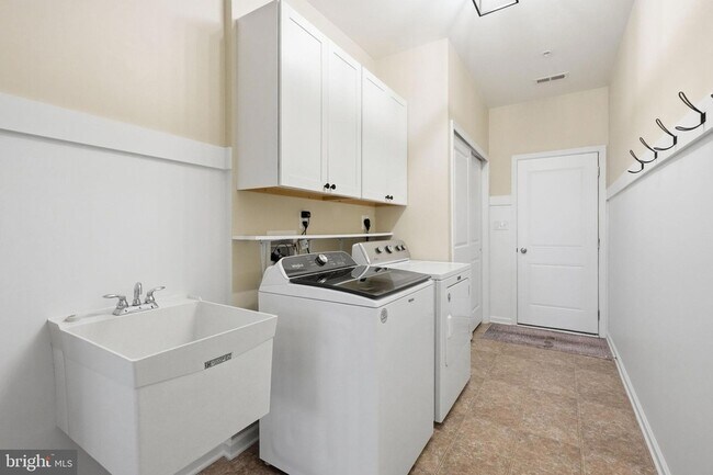Building Photo - 1190 Webb Dr