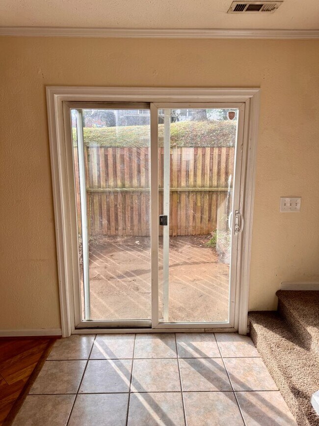 Building Photo - 2 Bedroom || 1 Bathroom Townhome