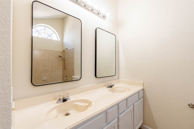 Building Photo - 1417 Quail Crest Dr