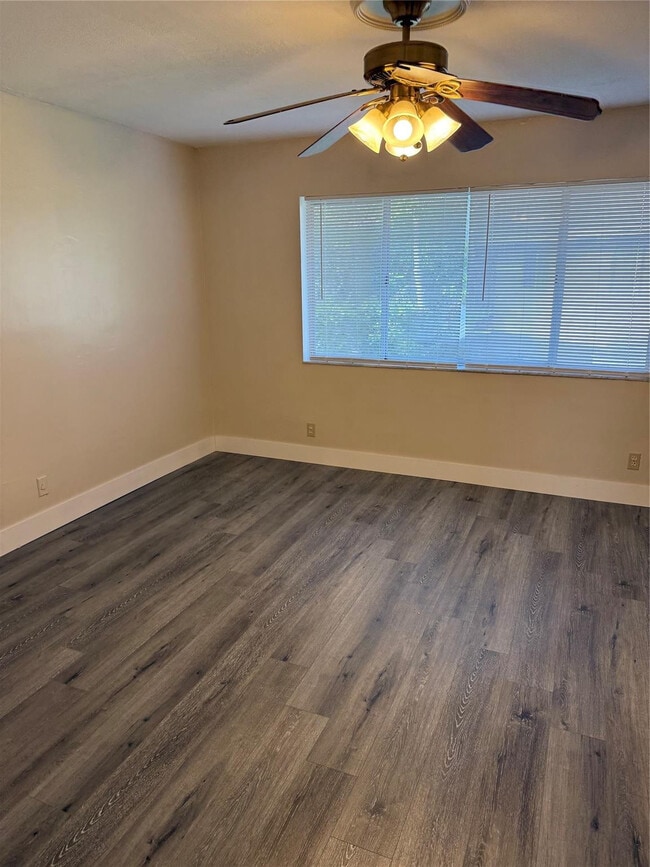 Building Photo - 1349 Sussex Dr