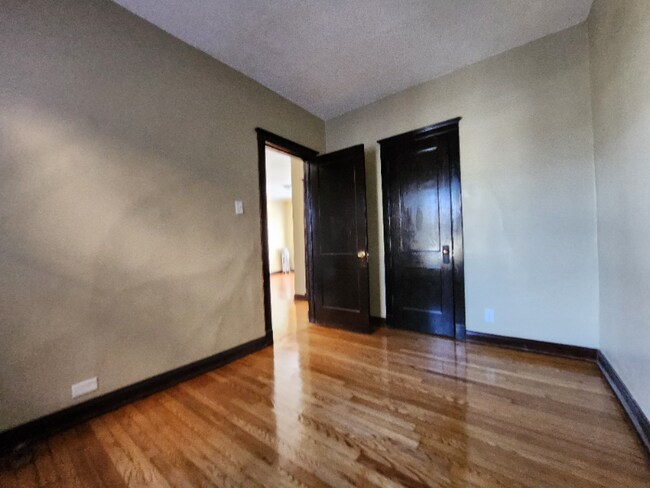 Building Photo - 953 N Pine Ave