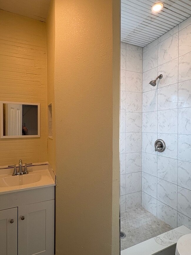 Building Photo - 4bed/2bath SFH Rent $1530/month ready now!