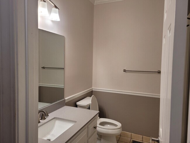 Building Photo - 850 Torrey Pines Dr