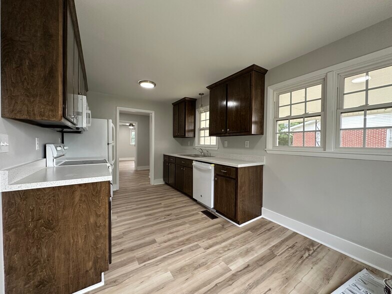 Kitchen / Dining - 510 2nd Ave S