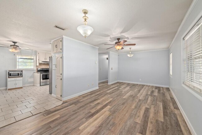 Building Photo - 413 Springdale Dr