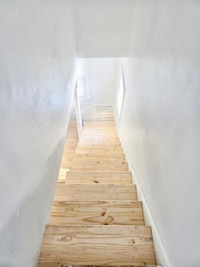 Building Photo - ***4 Bed RENOVATED house/ODU Students welcome! Granite countertops