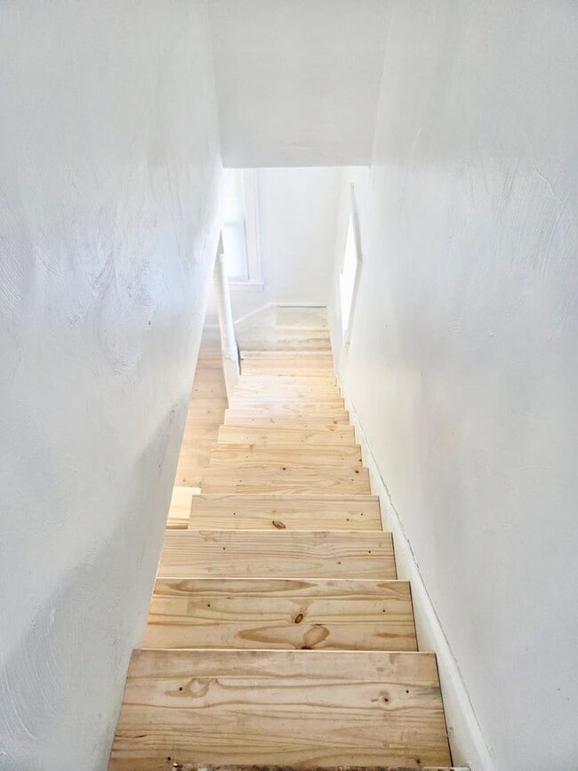 Building Photo - ***RENT READY~4 Bed RENOVATED 2 story house/w/ downstairs bedroom/Granite countertops