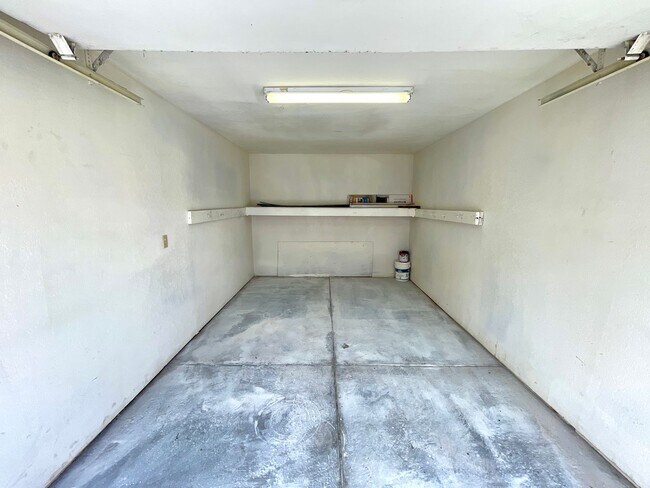 Building Photo - Great 1 Bedroom Condo in the Roadhaven Condos Gated Community!