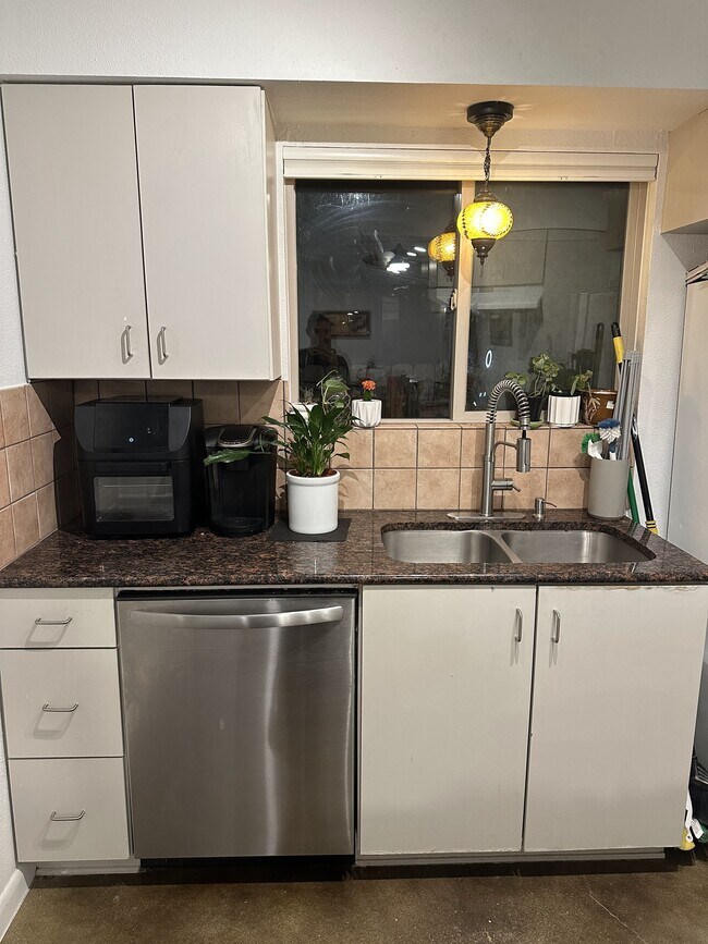 Building Photo - 1706 Royal Hill Dr