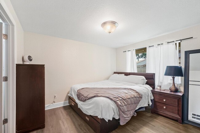 Building Photo - 3 Bedroom Home with Fully Fenced Yard Avai...