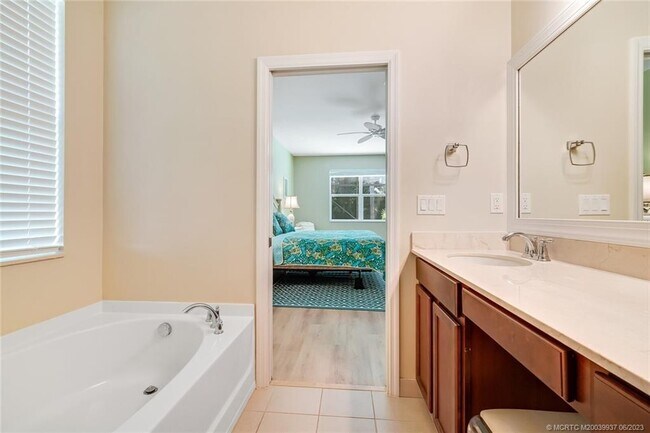 Building Photo - 521 NE Abaca Way