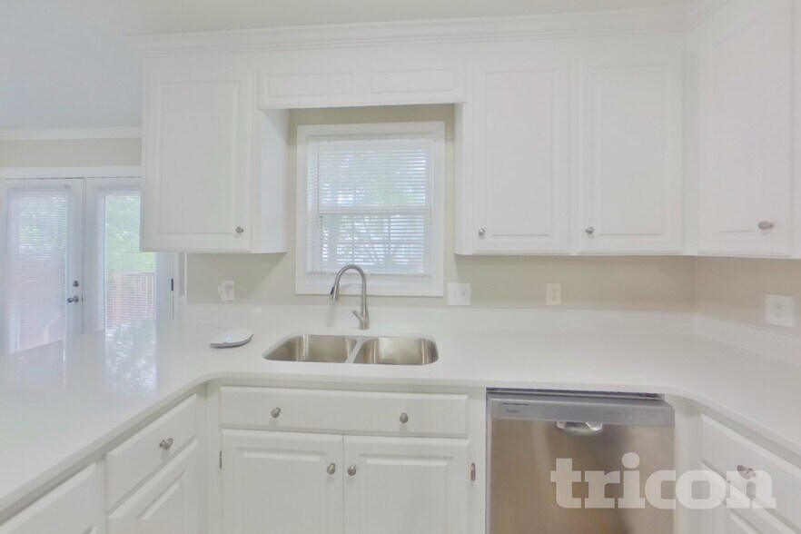 Building Photo - 229 Montclaire Cir