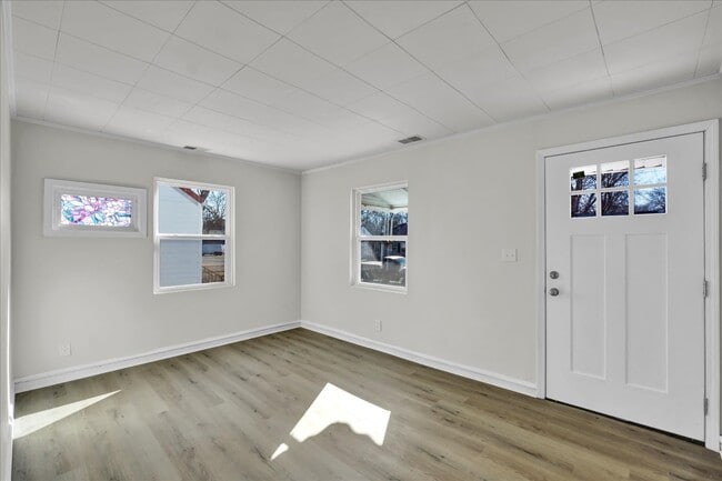 Building Photo - 327 Alger Ave