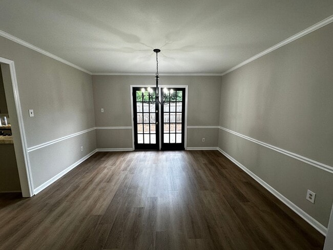 Building Photo - Available to View on 8/29! Luxurious Town ...