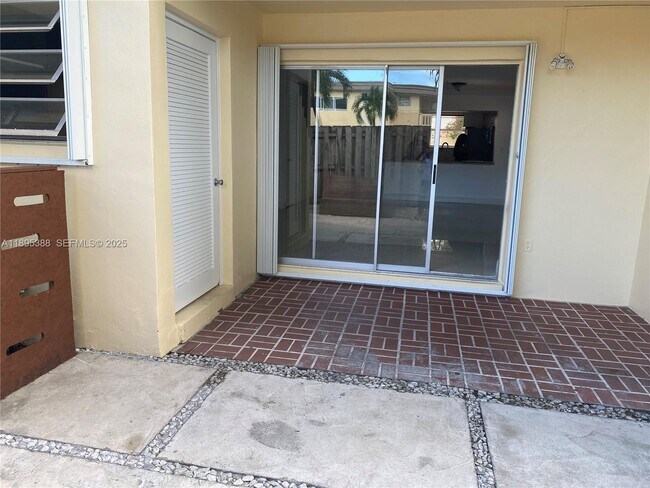 Building Photo - 8405 SW 137th Ave