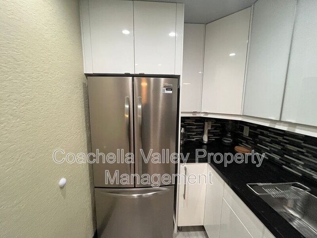 Building Photo - 2821 Los Felices Cir W